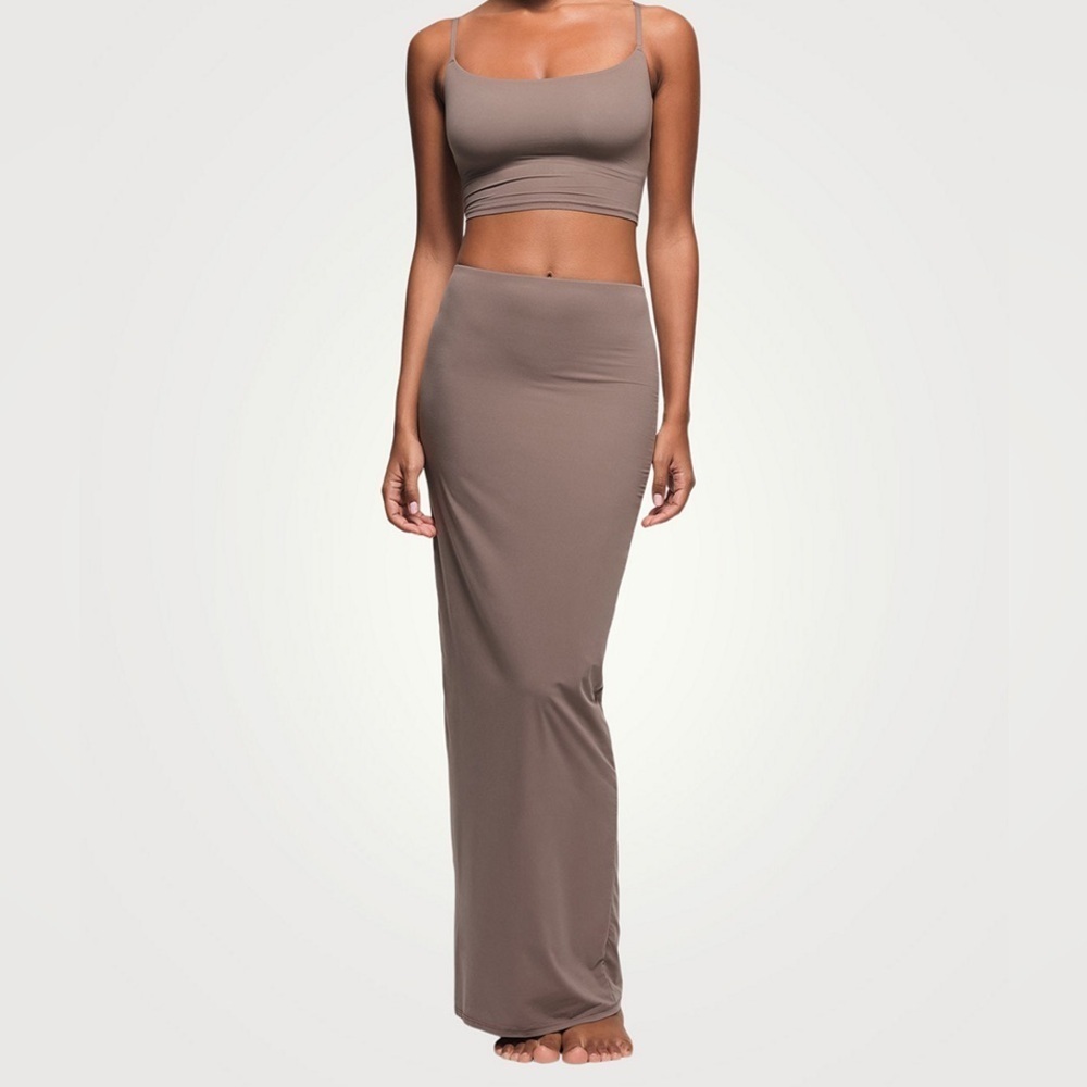 Skims Fits Everybody Maxi Skirt In Size 2x.